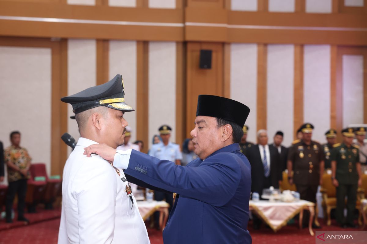 Gubernur Sultra melantik Abdul Azis sebagai Bupati Koltim Definitif