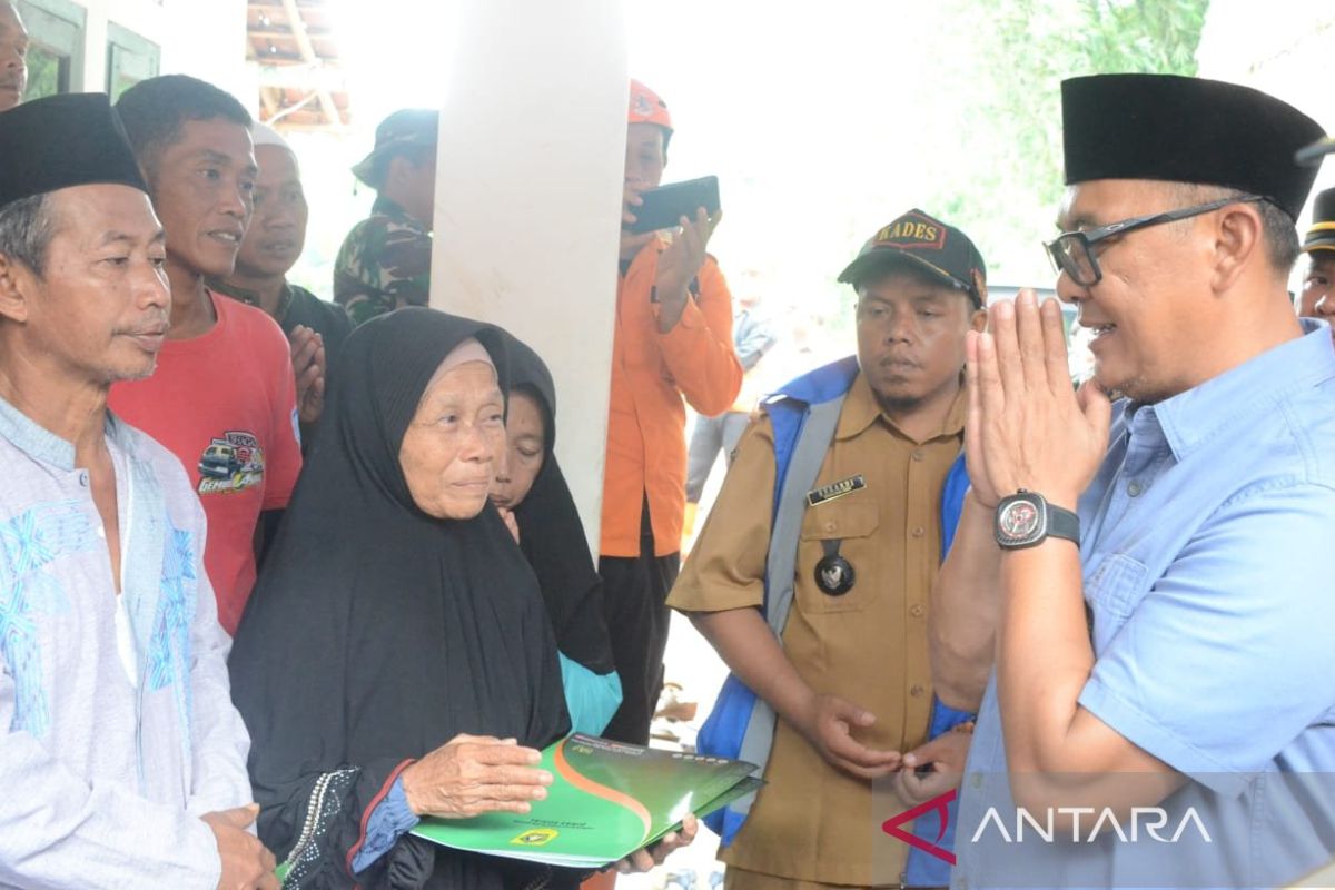 Bupati Bogor serahkan bantuan untuk keluarga korban meninggal akibat longsor Dramaga