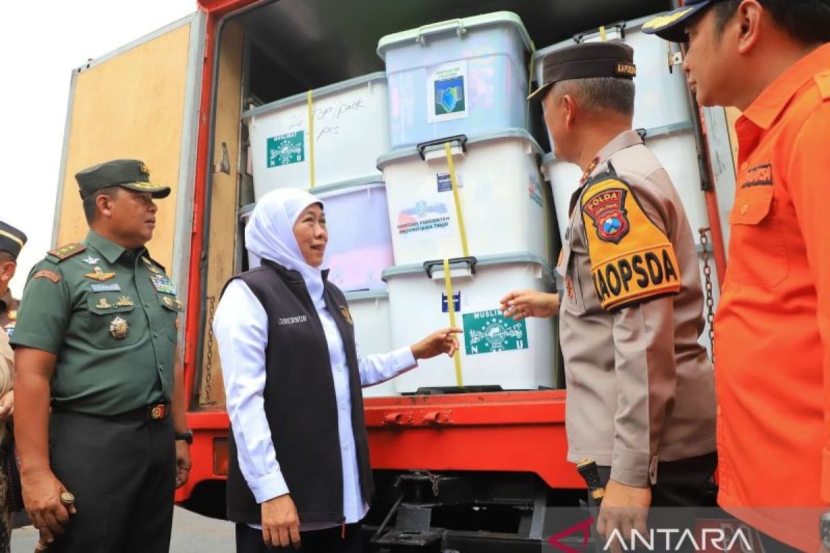 Khofifah berangkatkan 81 truk bantuan kemanusiaan untuk Palestina