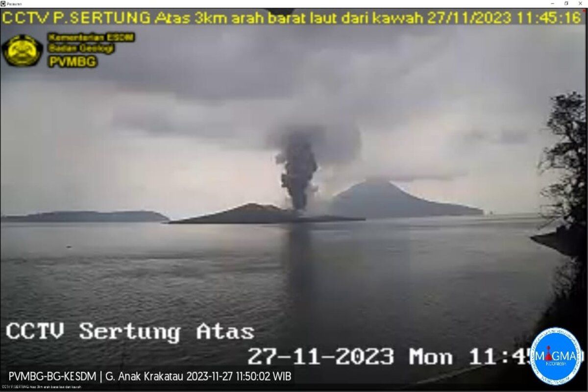 Gunung Anak Krakatau di Selat Sunda kembali erupsi setinggi 2.000 meter
