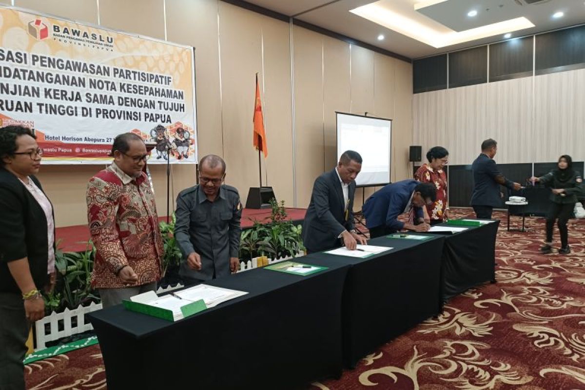 Bawaslu Papua dan 7 universitas teken MoU pengawasan partisipatif