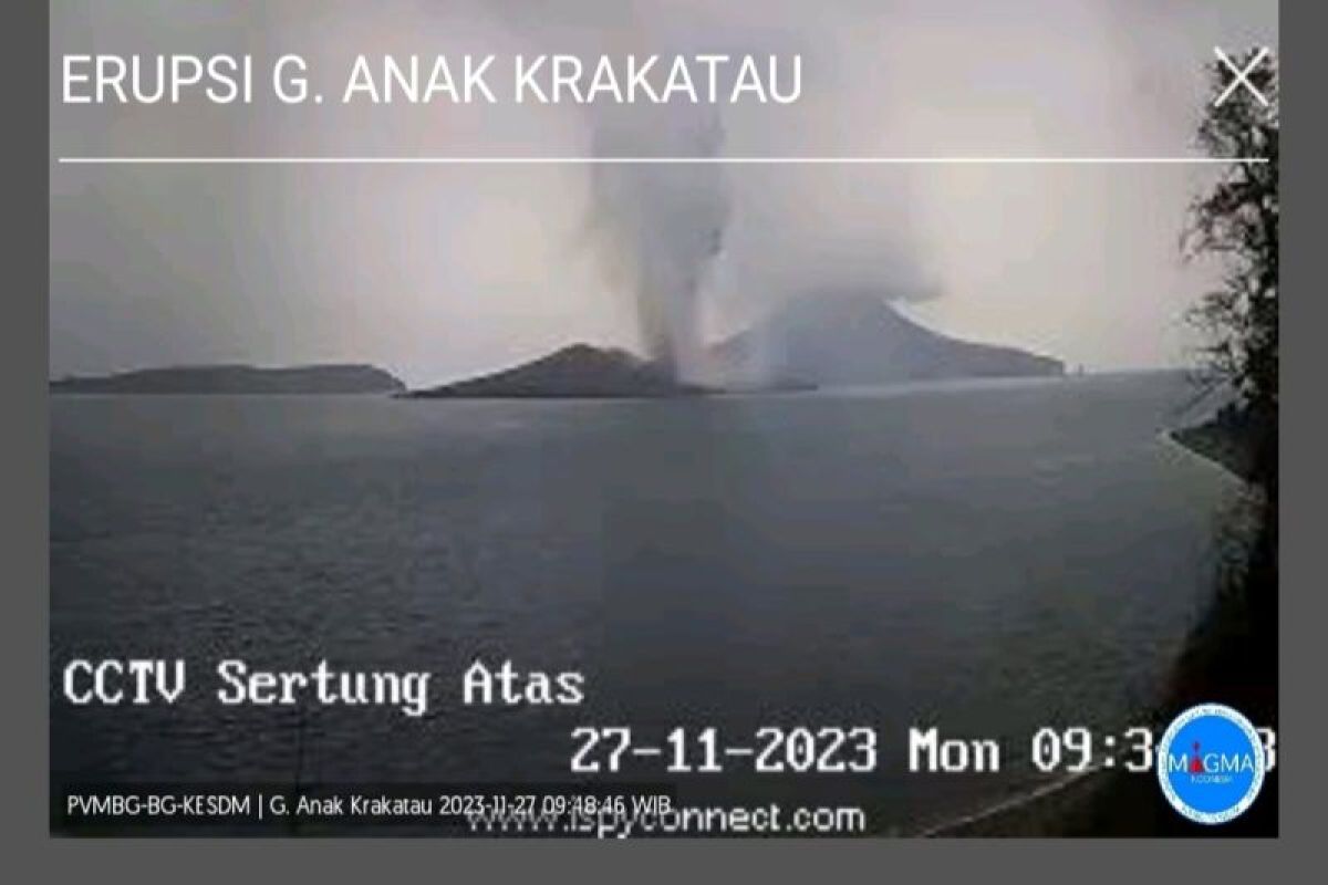 Gunung Anak Krakatau di perairan Selat Sunda kembali erupsi setinggi 1.500 meter