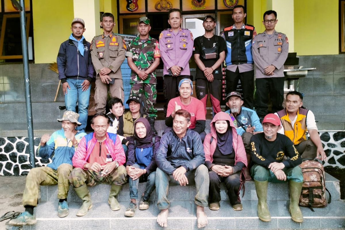 Polisi evakuasi 11 pendaki yang tersesat di Gunung Cikuray Garut