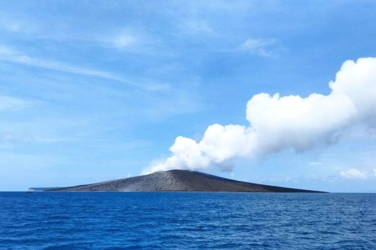 Gunung Anak Krakatau meletus 10 kali pada Senin