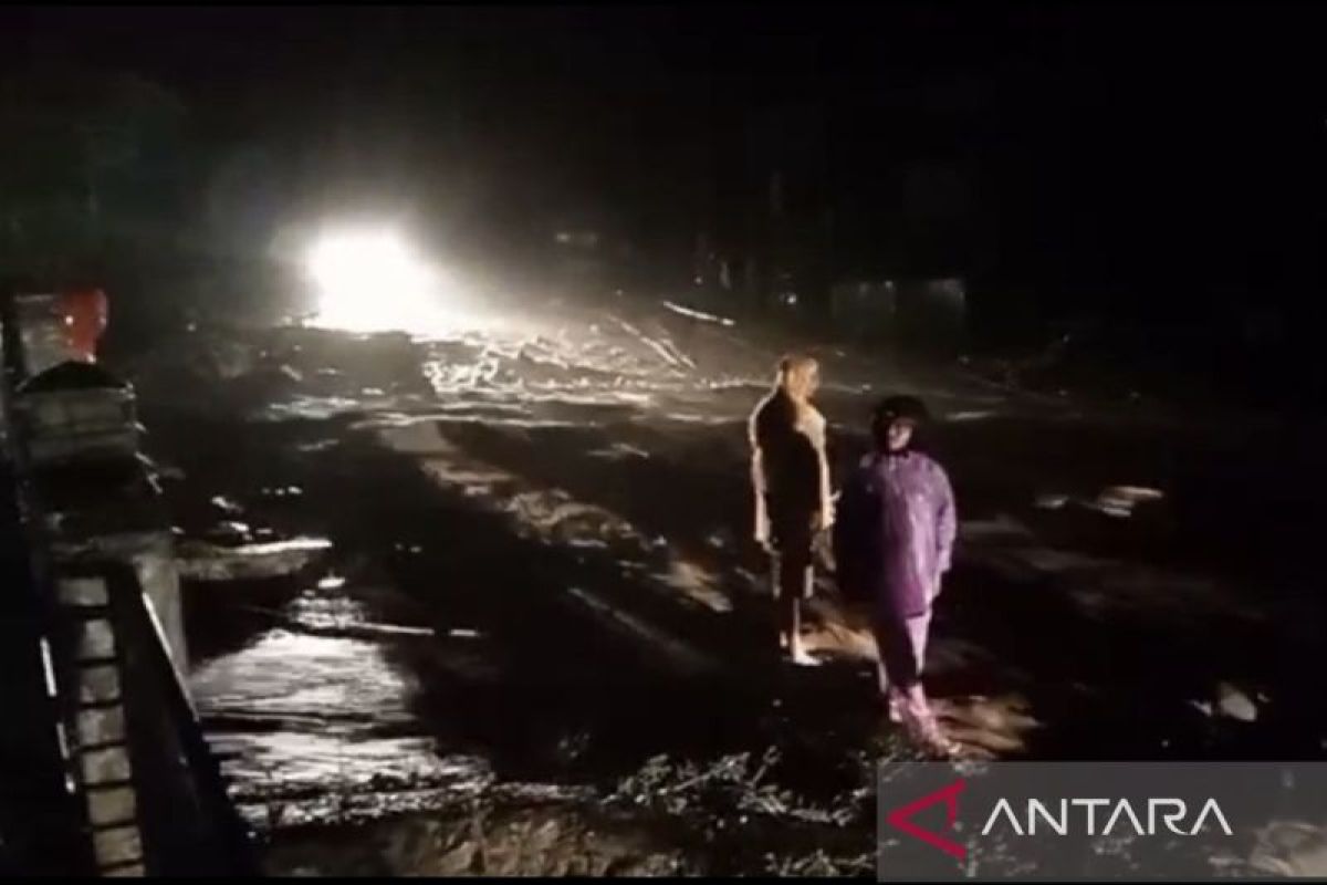Warga terdampak banjir di Naga Raya mengungsi ke dataran tinggi
