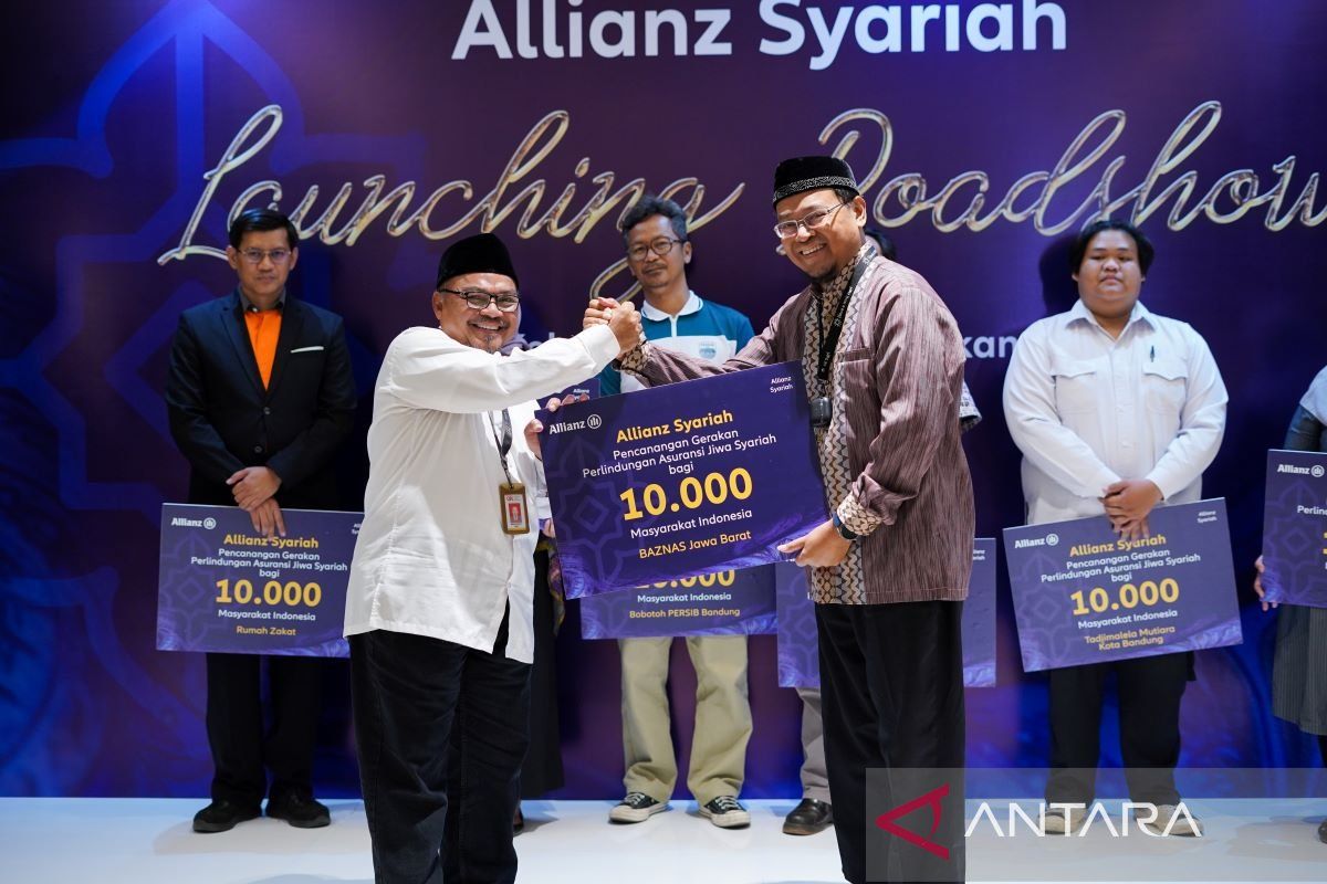 Allianz Syariah bagikan asuransi gratis untuk komunitas di Bandung