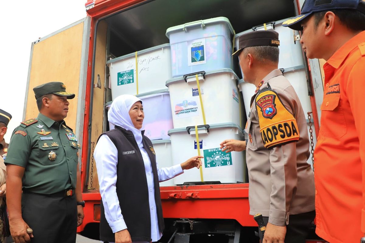 Gubernur Jatim berangkatkan 81 truk bantuan kemanusiaan ke Palestina 
