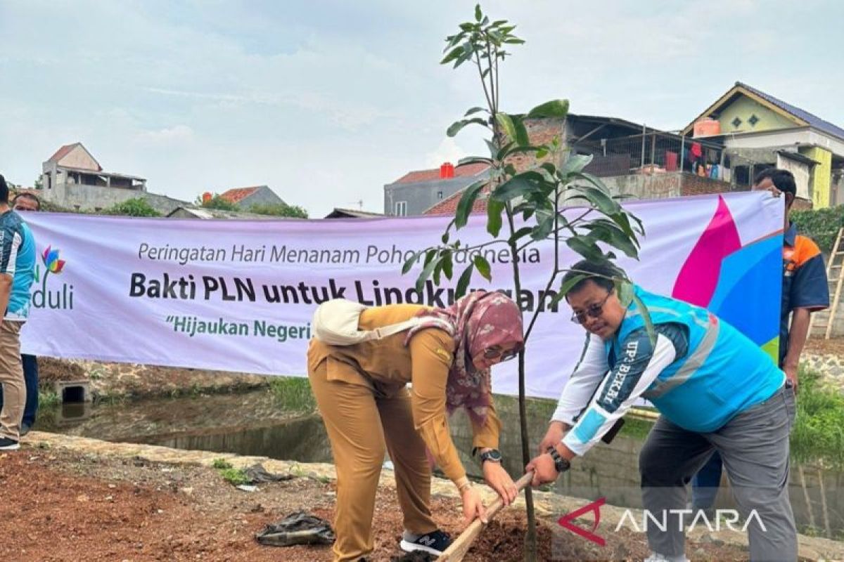 PLN Bekasi turut tanam 300 bibit pohon hijaukan negeri