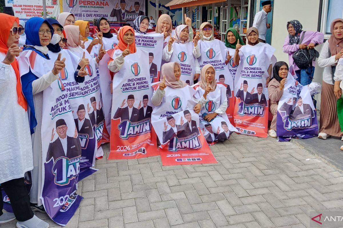 Emak-emak bergamis spanduk bersiap sambut Anies di Jakarta Utara
