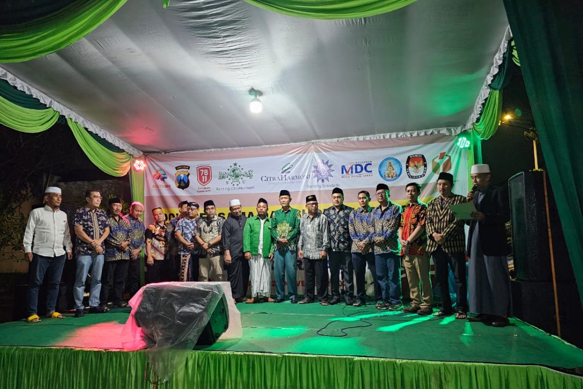 Warga Sidoarjo doa bersama dan sholawat 1 miliar untuk pemilu aman damai