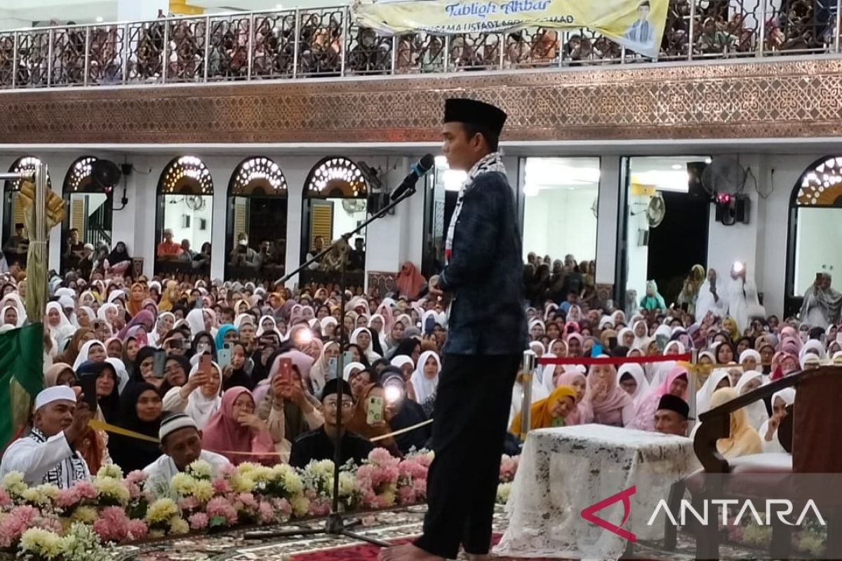 Ribuan jemaah masjid Agung Achmad Bakrie Kisaran padati ceramah Abdul Somad