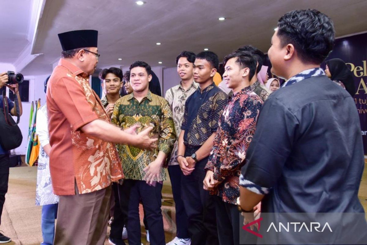 Penjabat Gubernur NTB lepas 32 penerima beasiswa kampus Malaysia