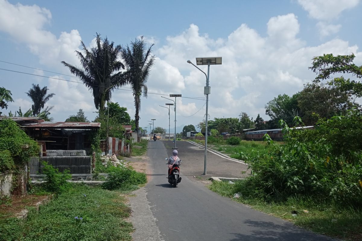 Pemkot Mataram menerangi jalan lingkungan dengan PLTS