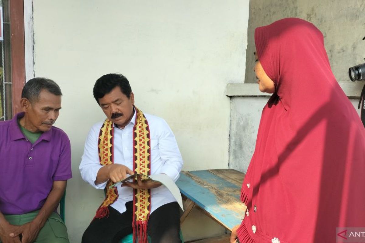 Menteri ATR/BPN serahkan sertifikat tanah huntap di Lampung Selatan