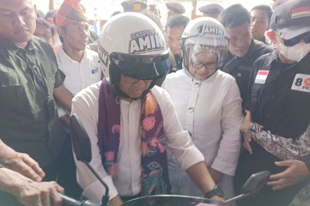 Aniesdan istri gunakan motor ke lokasi kampanye