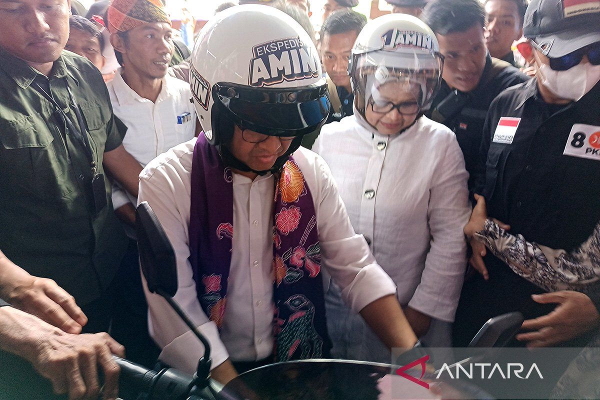 Aniesdan istri gunakan motor ke lokasi kampanye Pilpres 2024