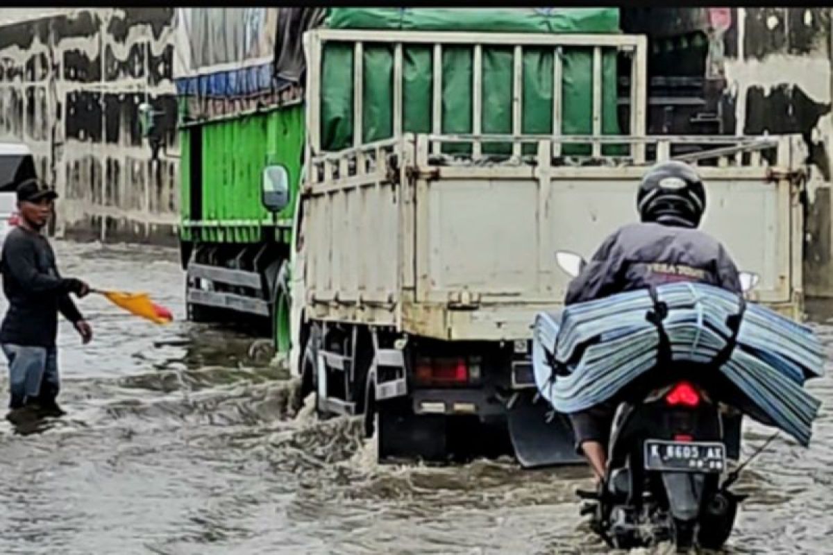 Banjir genangi jalur pantura di Jalan Kaligawe Semarang