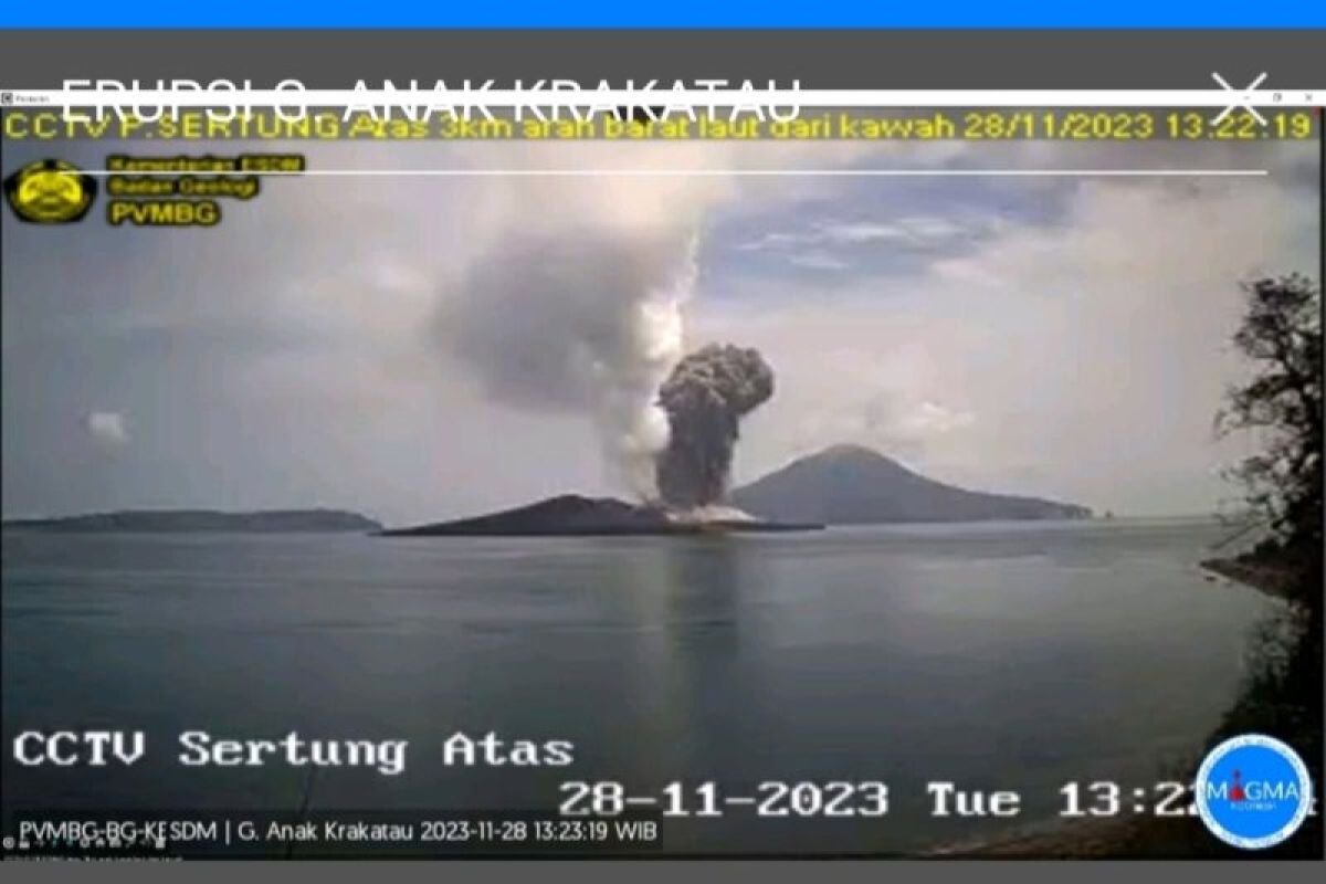 Erupsi Gunung Anak Krakatau di Selat Sunda berlanjut