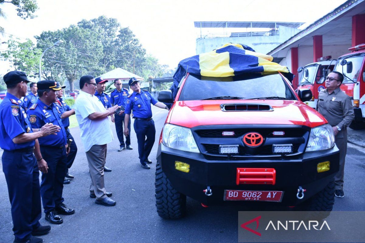 Pemkot Bengkulu serahkan satu unit mobil karhutla ke Damkar