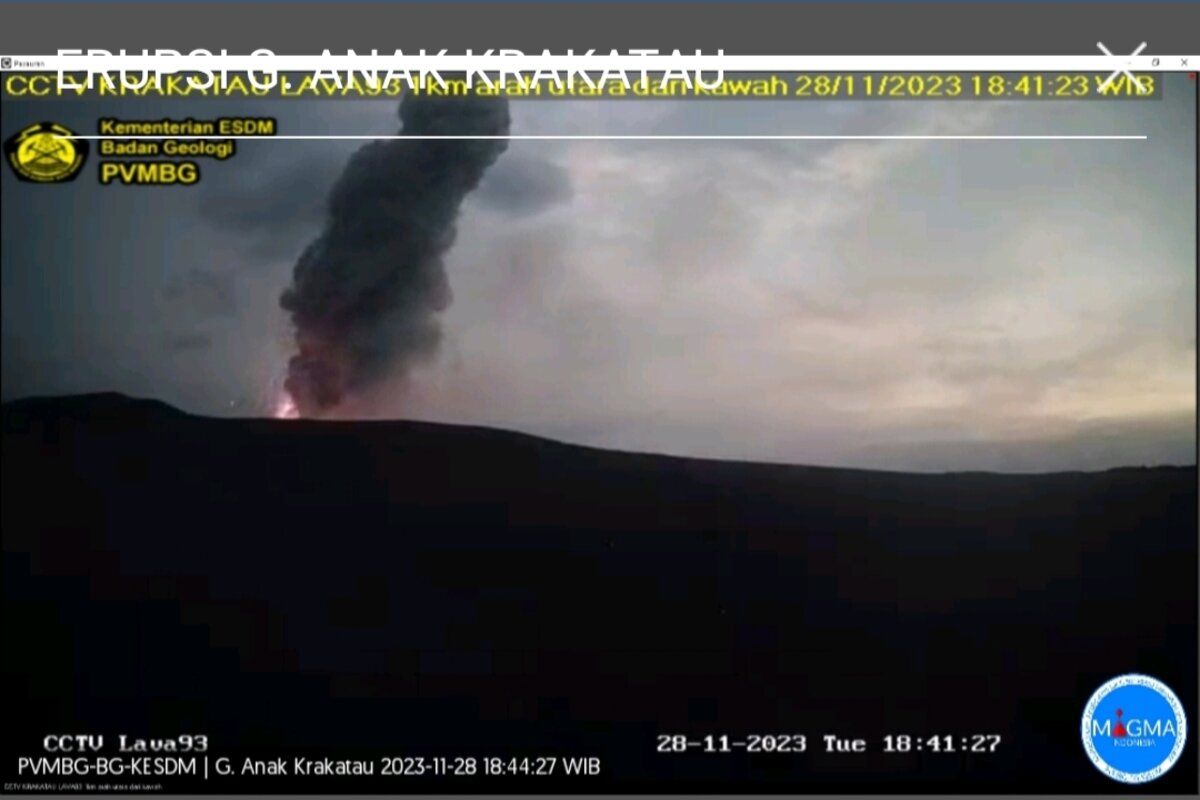 Gunung Anak Krakatau masih alami erupsi hingga pukul 18.40 WIB