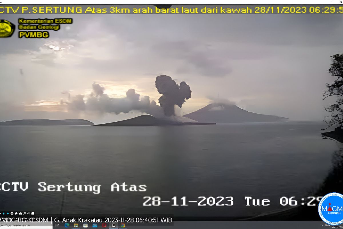Gunung Anak Krakatau Selasa pagi kembali meletus, masyarakat tidak mendekat