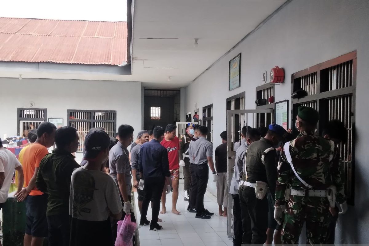 Rutan Kolaka gandeng TNI-Polri geledah ruang tahanan