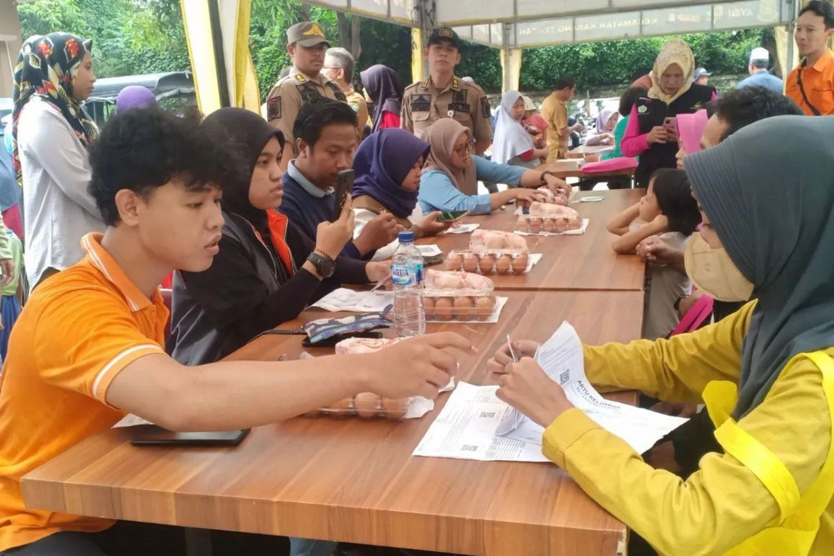 751 keluarga rawan stunting terima paket bansos beras dan telur