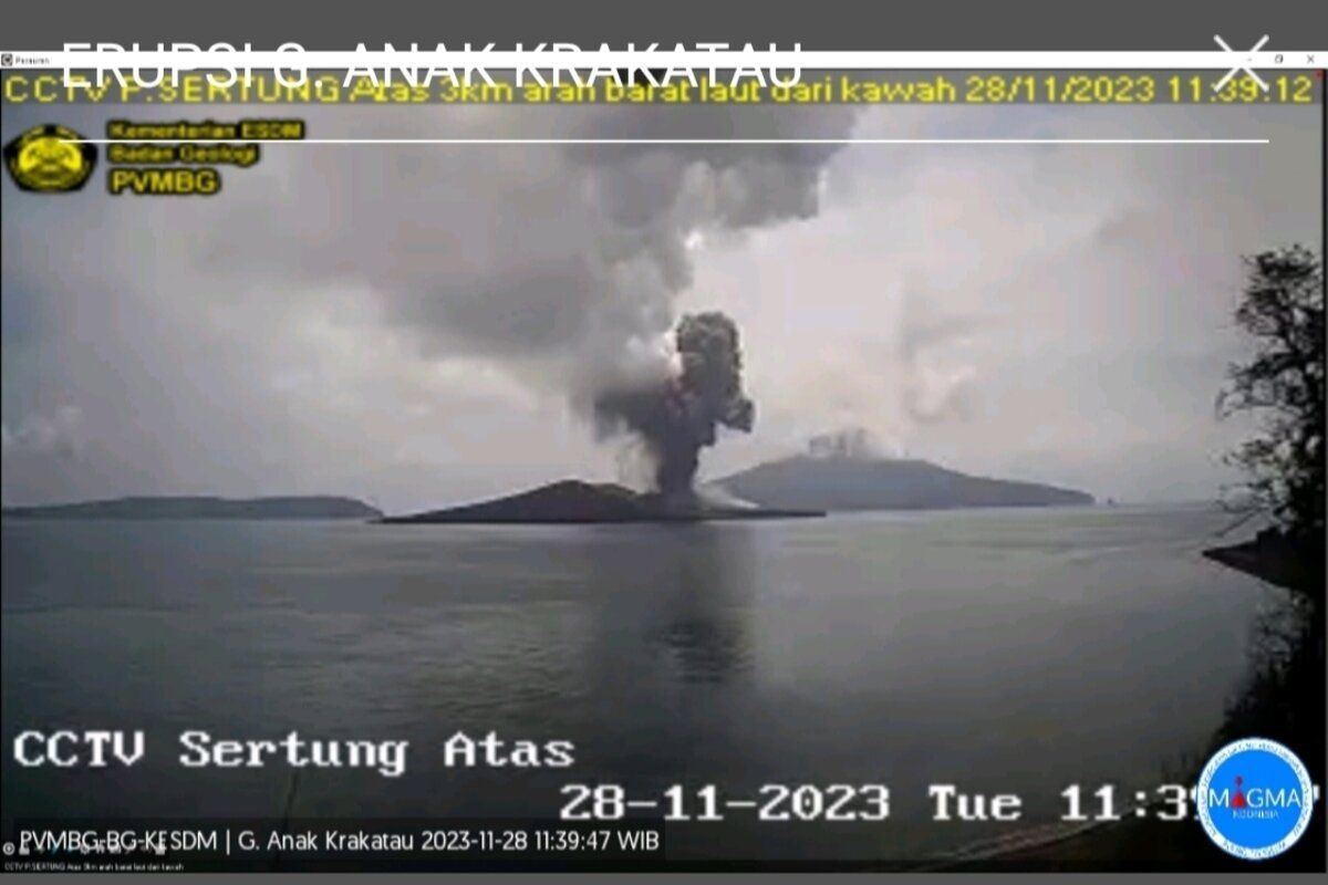 Gunung Anak Krakatau kembali erupsi setinggi 800 meter