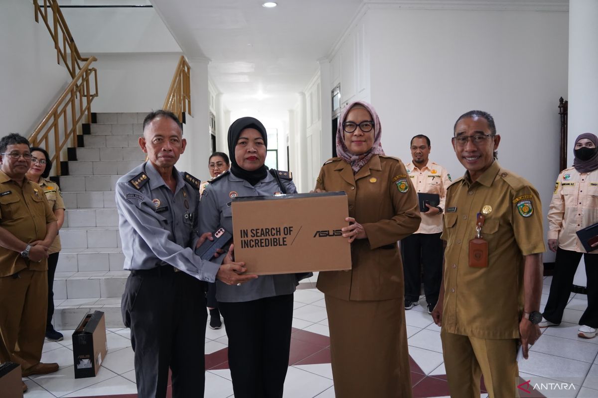 Pemkot berikan hadiah laptop ke sejumlah koperasi di Palangka Raya