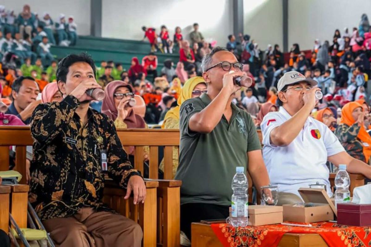 Ratusan siswa minum susu bareng Wali Kota Magelang