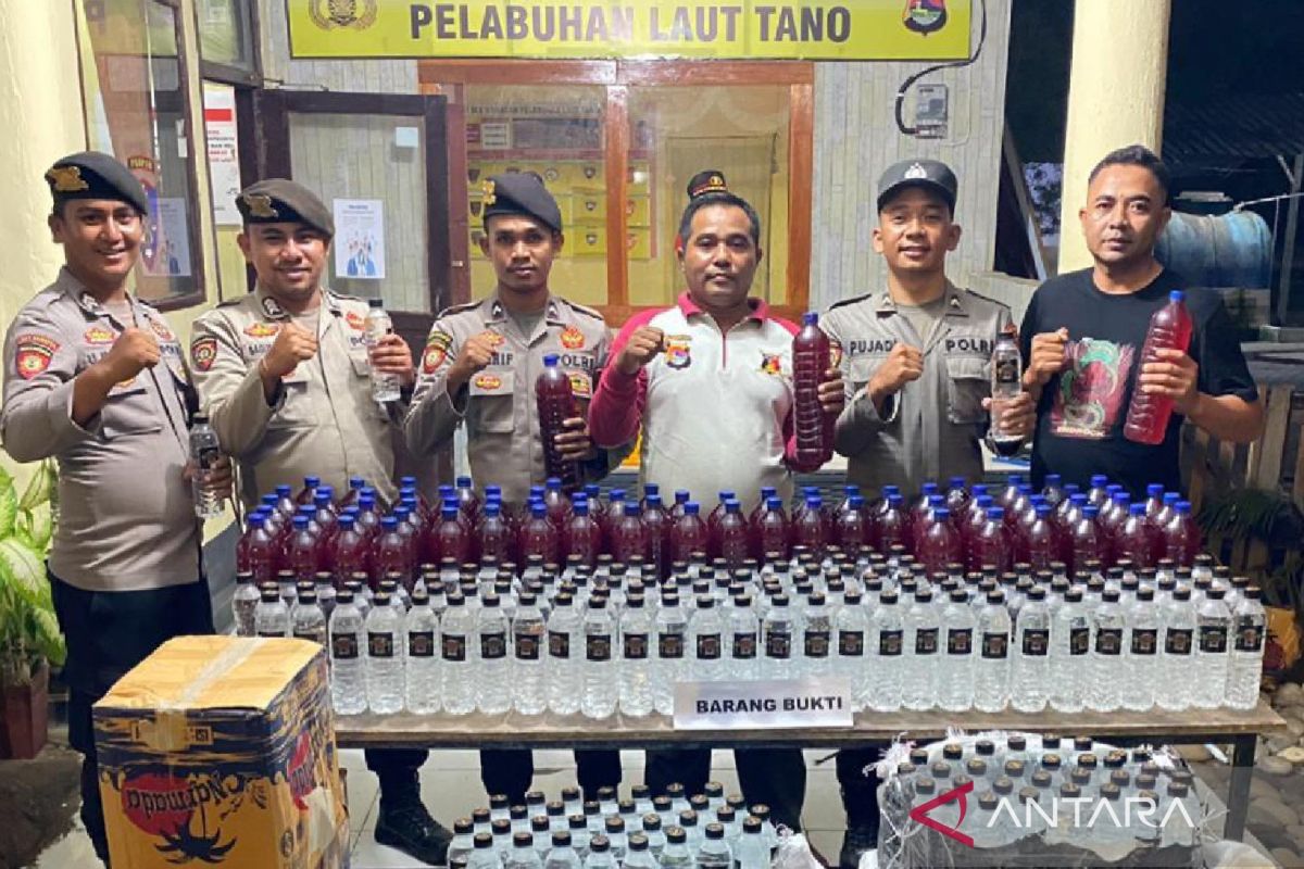Polisi menyita 504 botol minuman beralkohol di Pelabuhan Poto Tano