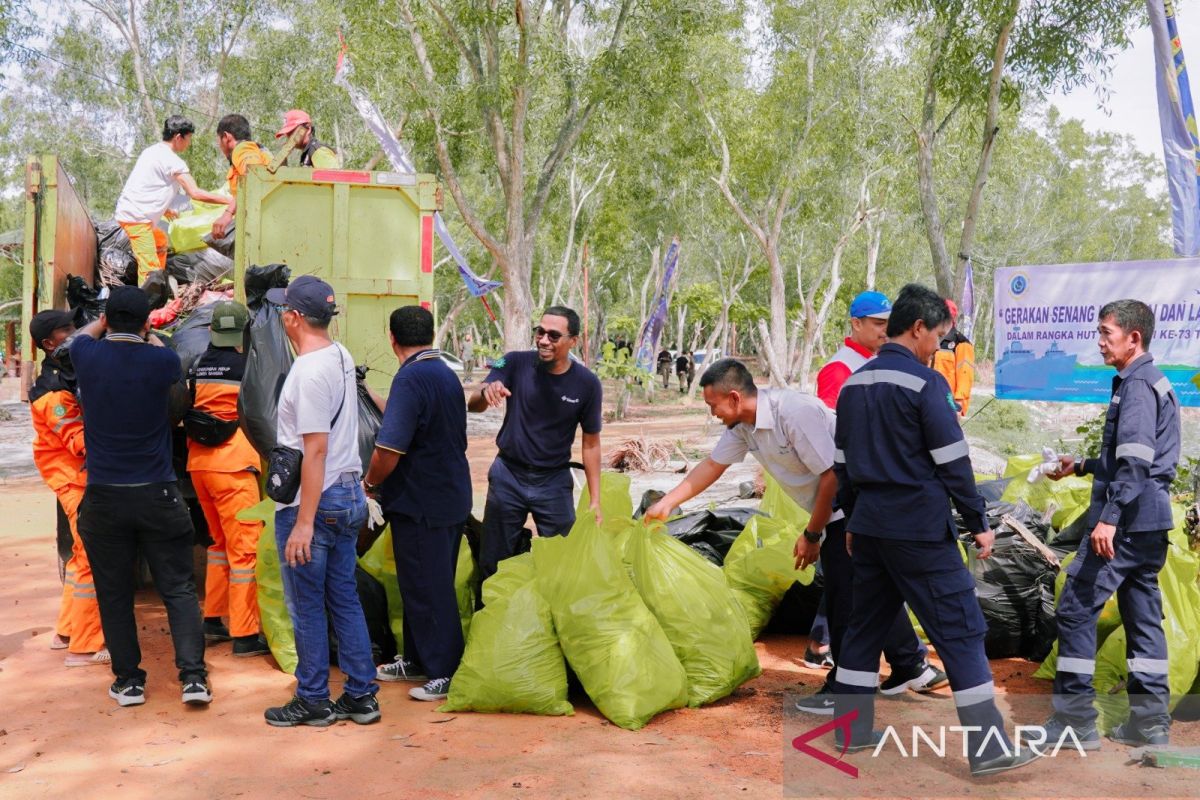 PT Timah-Lanal Babel bersihkan Pantai Muara Tengkorak, kumpulkan satu ton sampah