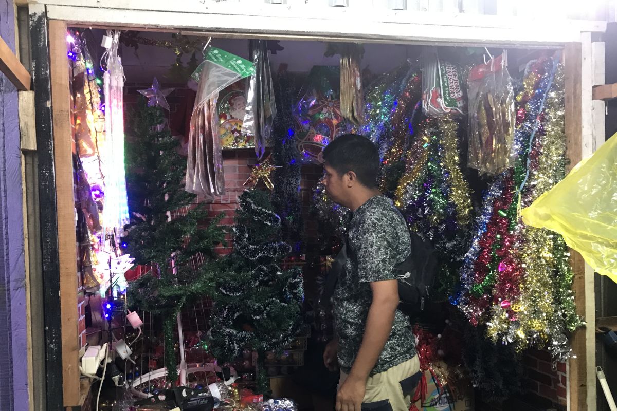 Pernak-pernik  natal mulai ramai dibeli warga di Ambon