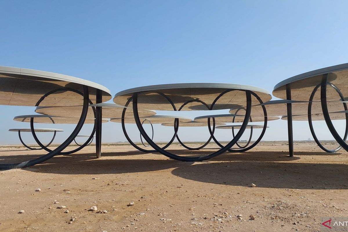 Melihat instalasi seni di tengah gurun dan situs terbesar di Doha