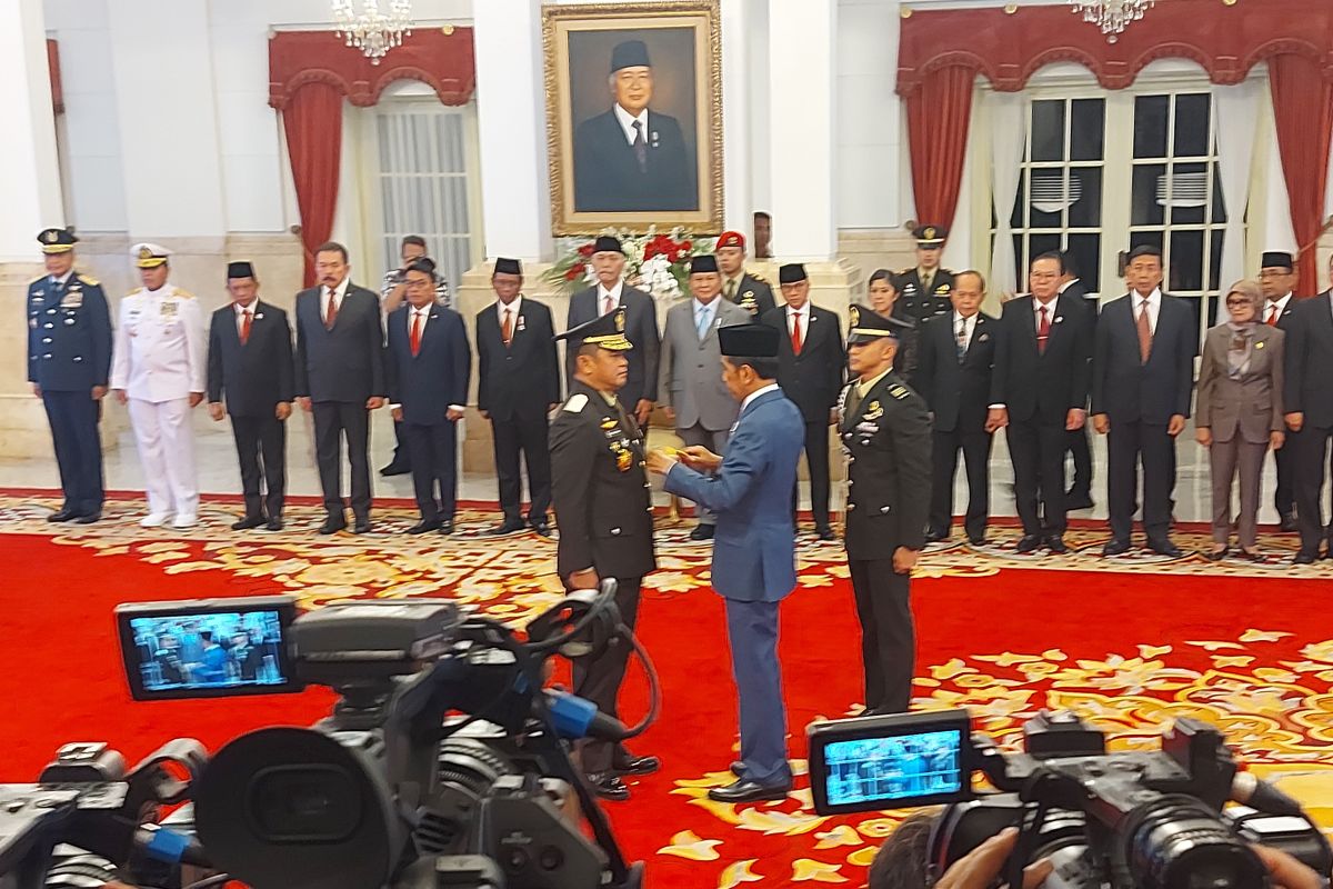 Presiden Jokowi melantik Letjen Maruli Simanjuntak sebagai KSAD