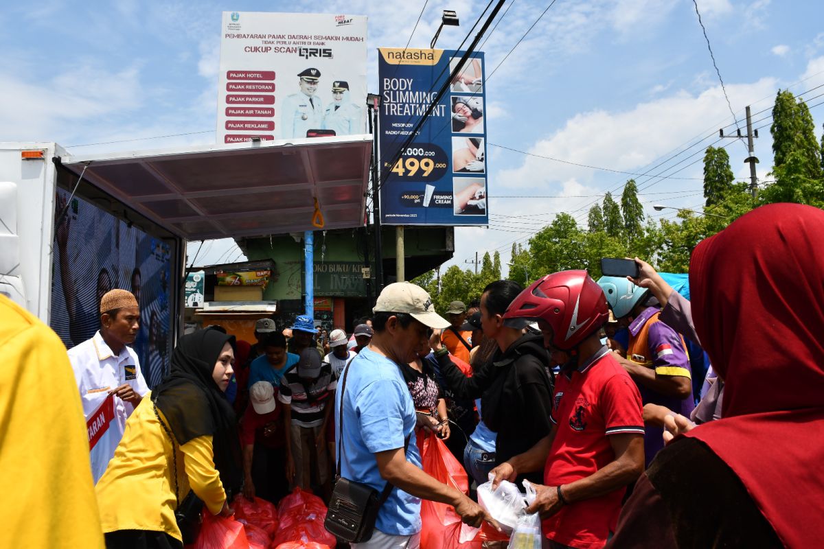 TKD Prabowo-Gibran bagikan paket makanan dan susu gratis di hari kedua kampanye