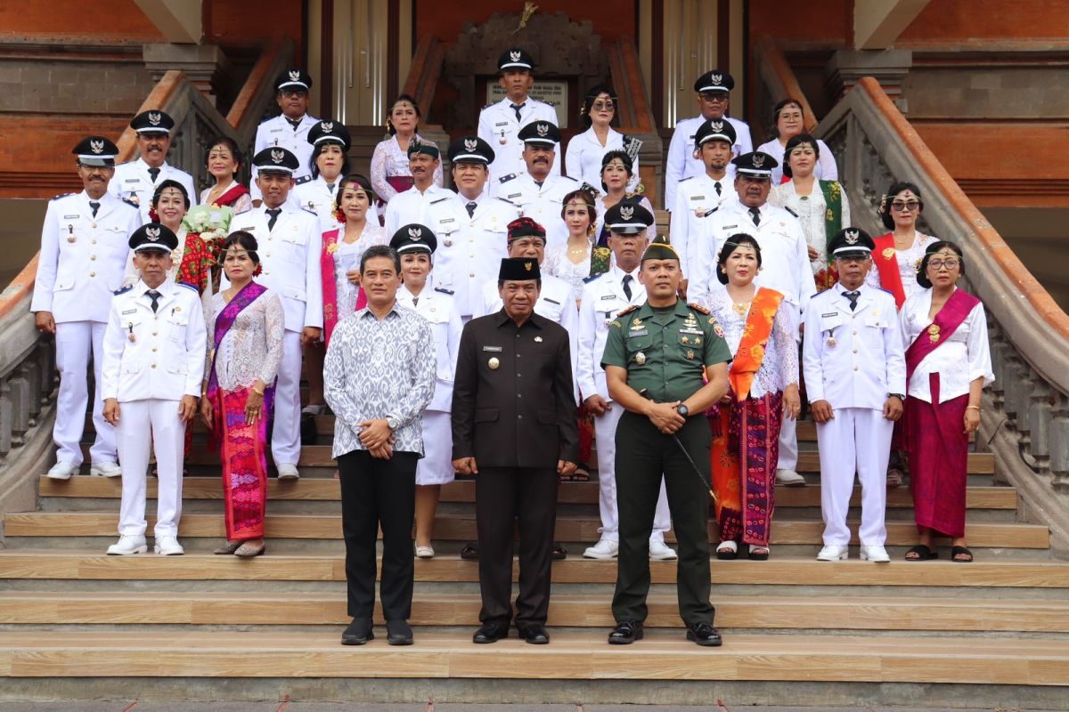 Bupati Buleleng minta 15 kepala desa selesaikan pembangunan di desa