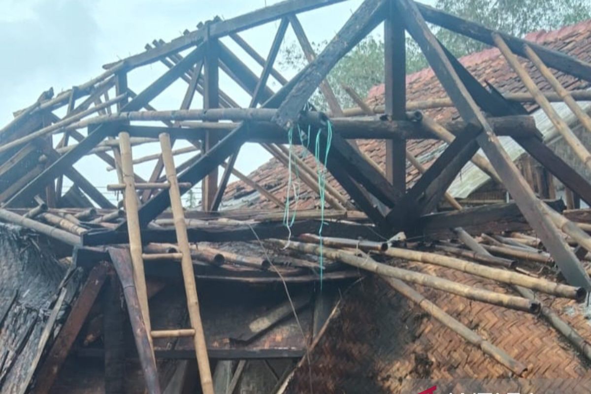 Bencana longsor dan angin puting beliung landa Sukabumi