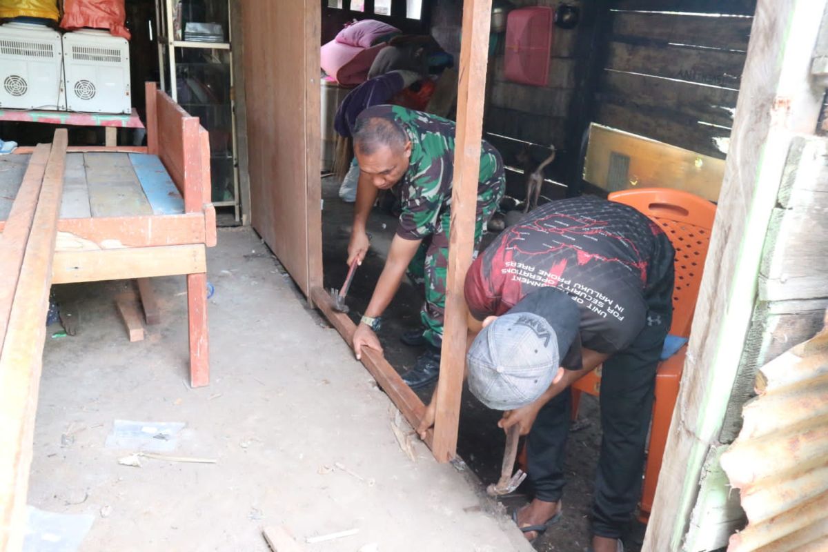 Bakti TNI di Pulau Halmahera renovasi rumah warga miskin