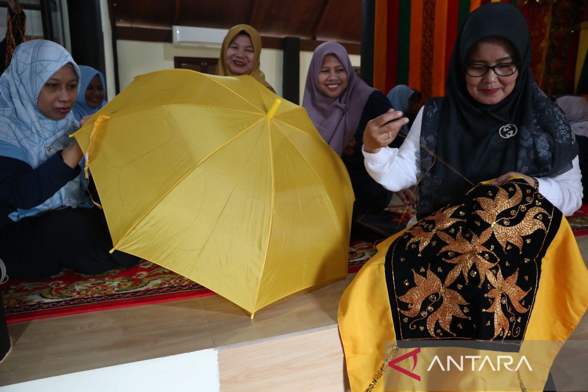 Warga Banda Aceh dilatih membuat produk kreatif suvenir khas Aceh