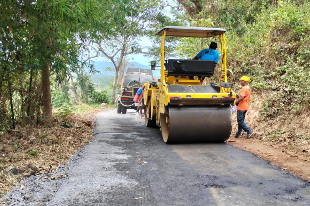 Pemkab Jember memperbaiki akses jalan menuju wisata Pantai Bandealit