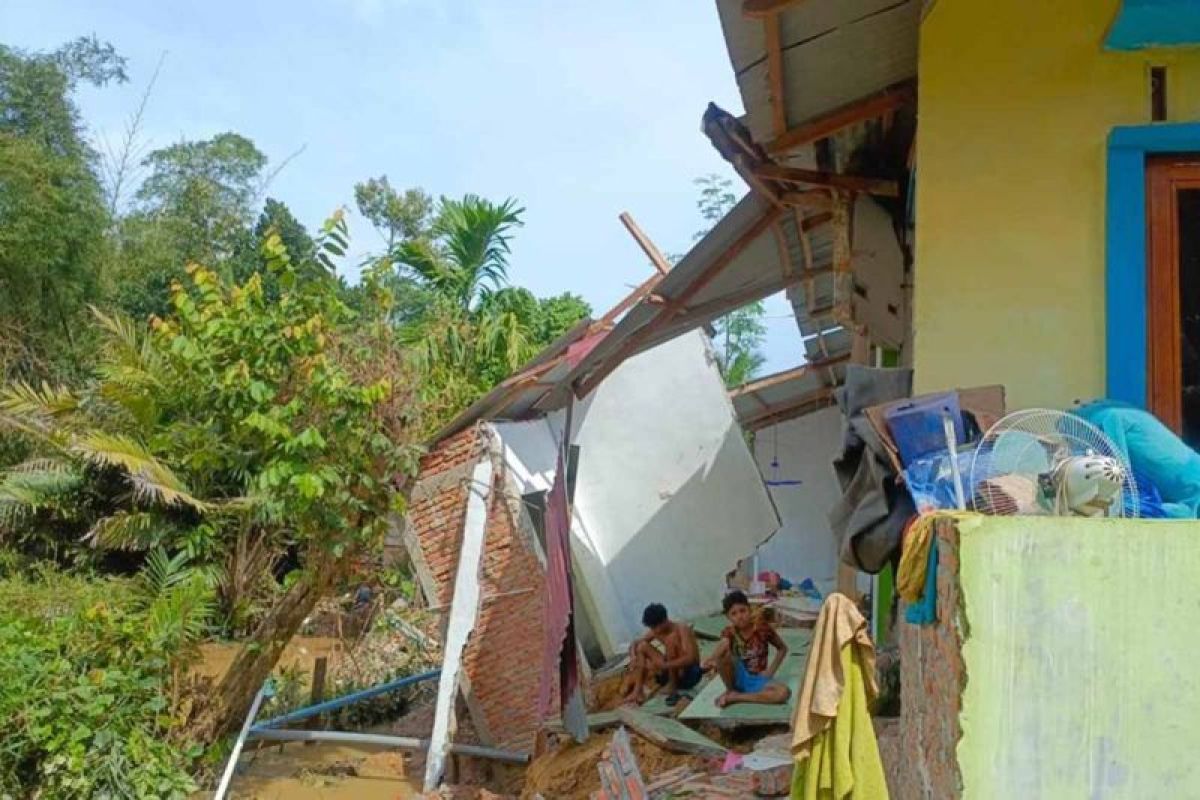 Dua rumah di Aceh Timur ambruk akibat abrasi