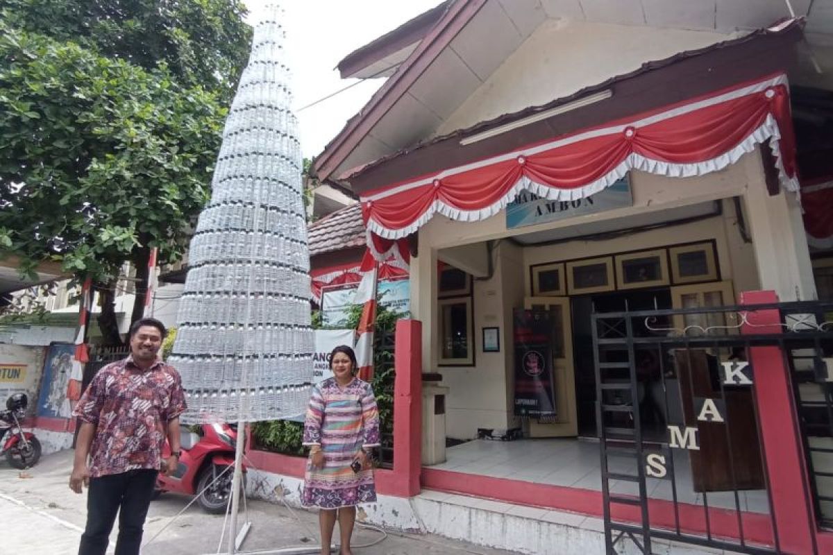 Siswa SMA di Ambon manfaatkan sampah plastik jadi pohon  natal