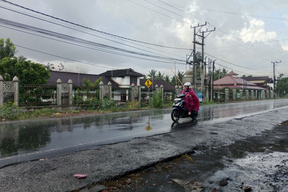 BMKG : warga waspadai hujan lebat disertai petir di NTB