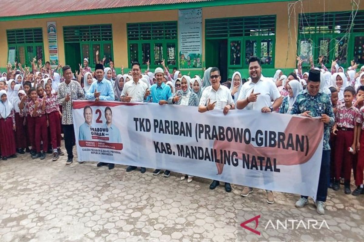 TKD Prabowo -Gibran bagi-bagi makan siang dan susu gratis di Madina