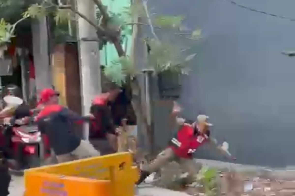 Petugas Satpol PP jadi korban tendangan oknum buruh di Surabaya