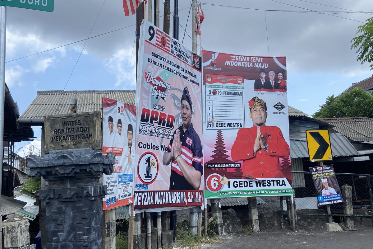 KPU pasang  tiga jenis baliho kampanye di Denpasar Barat