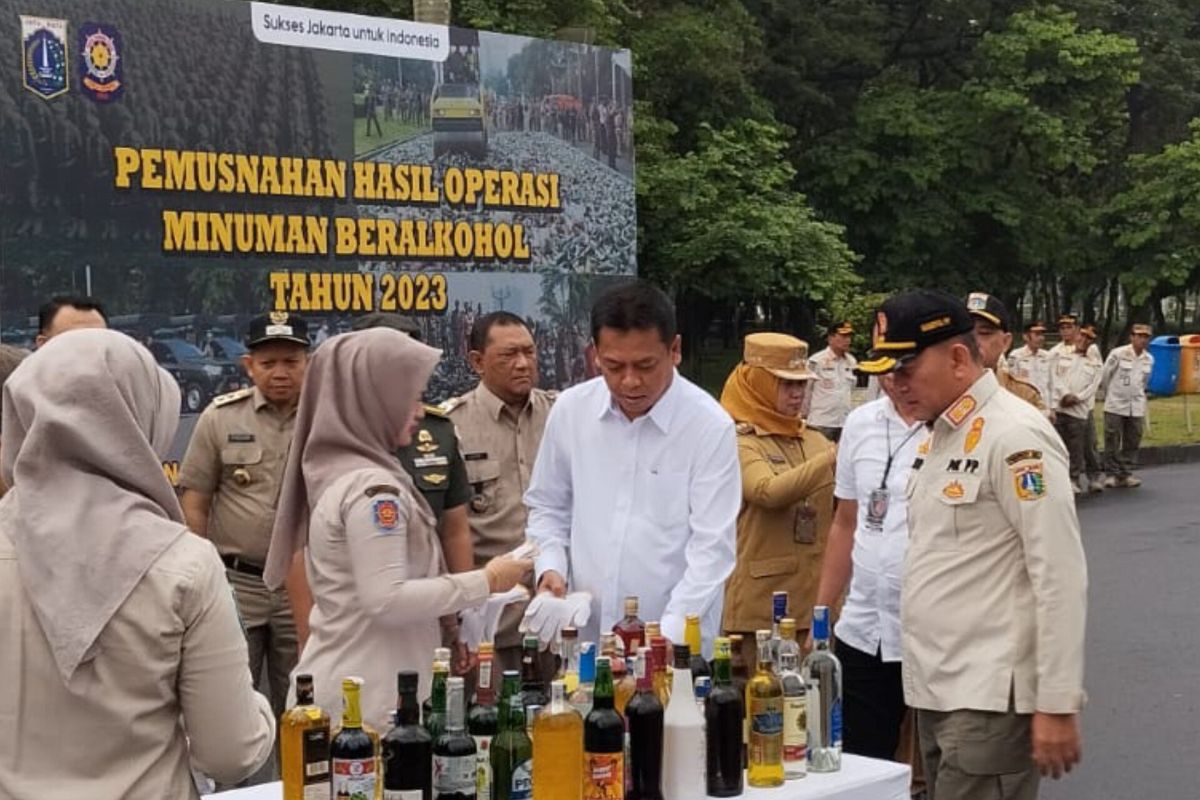 Satpol PP DKI musnahkan 12.031 botol miras