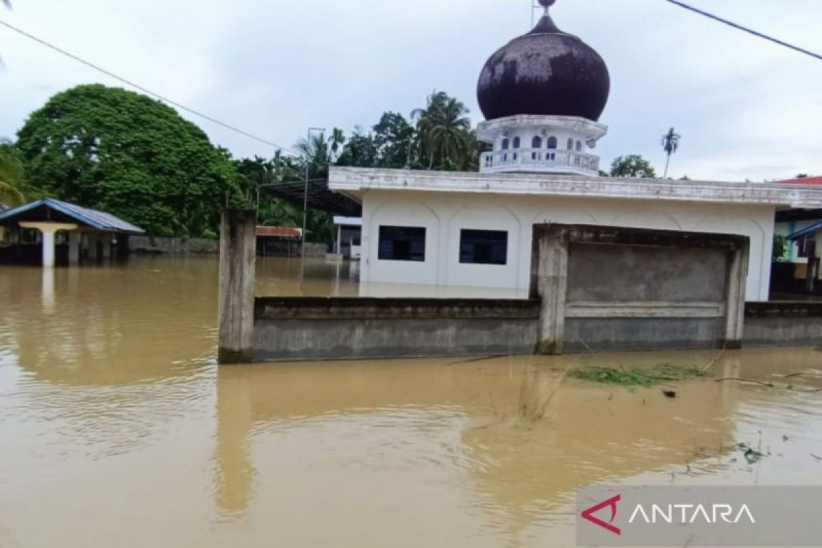 Tanggul jebol, banjir melanda dua desa di Aceh Utara