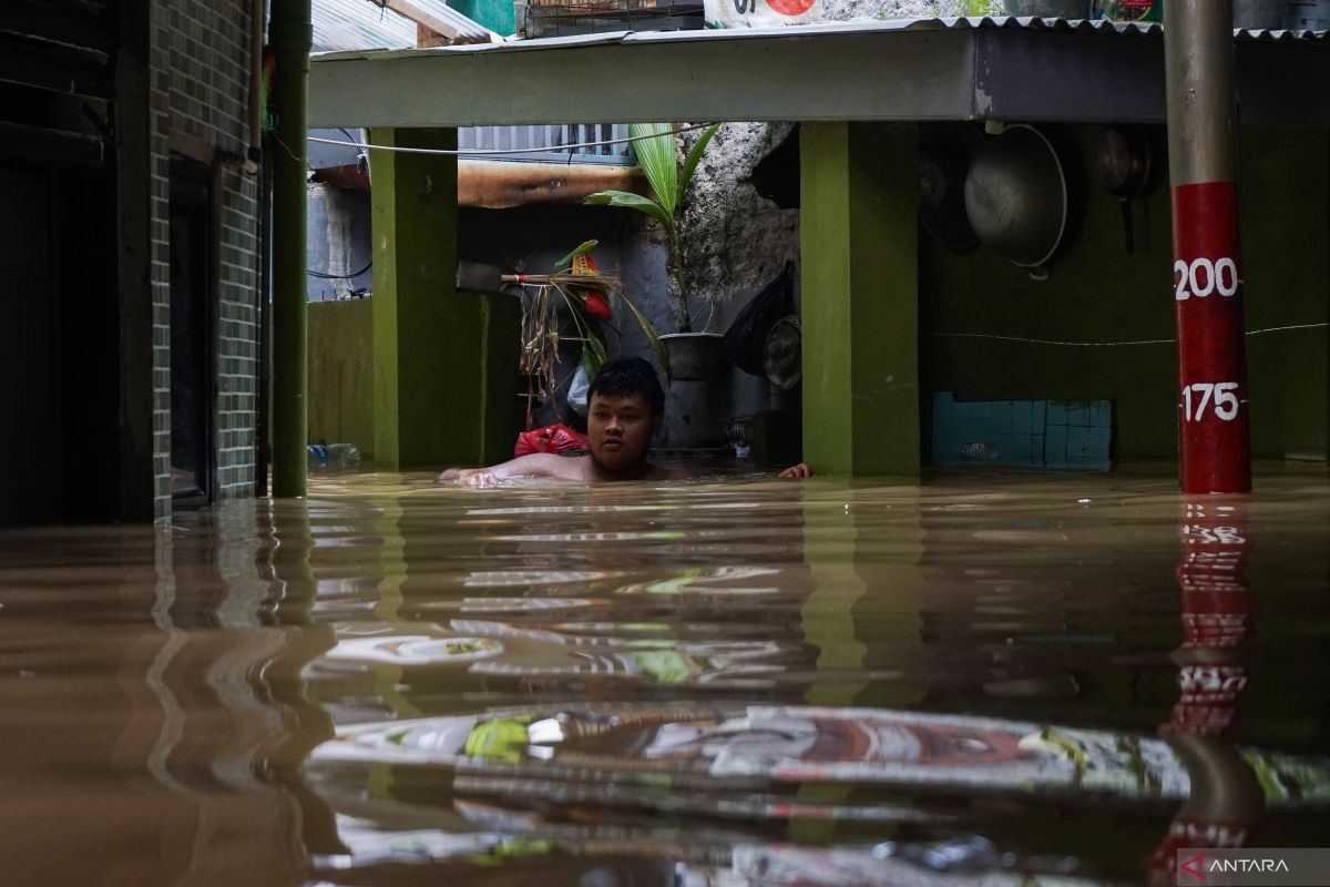 Banjir Kampung Melayu, puluhan orang mengungsi